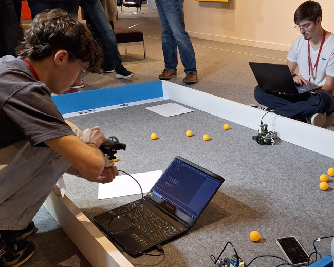 Gli studenti impegnati nel test dei robot in campo