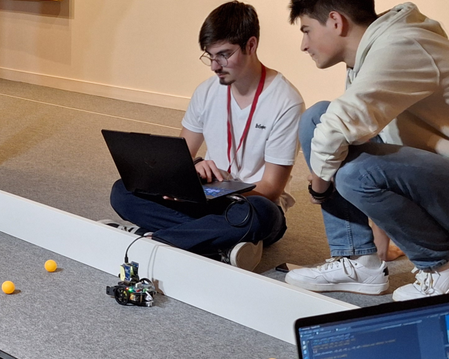 Gli studenti impegnati nel test dei robot in campo