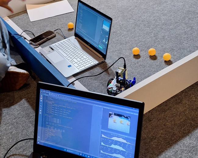 Gli studenti impegnati nel test dei robot in campo