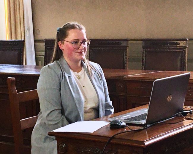 Elizabeth durante la discussione tesi - Laurea a Pavia EC2U Joint Master "European Languages".