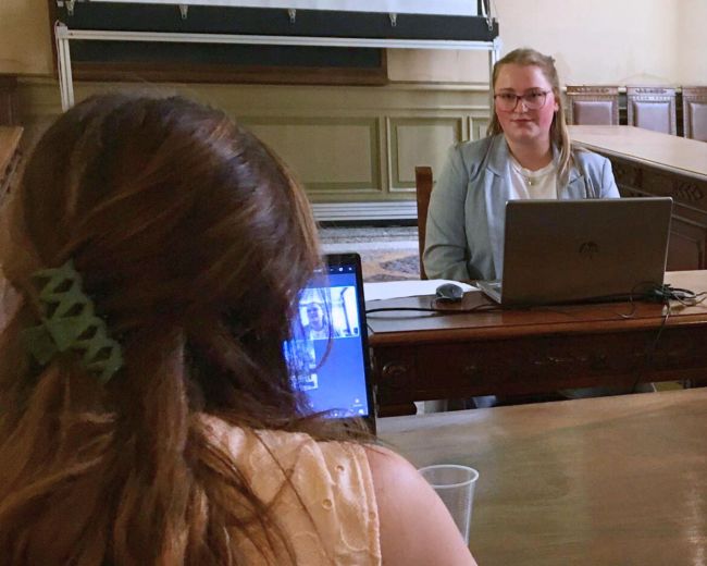 Elizabeth durante la discussione tesi - Laurea a Pavia EC2U Joint Master "European Languages".