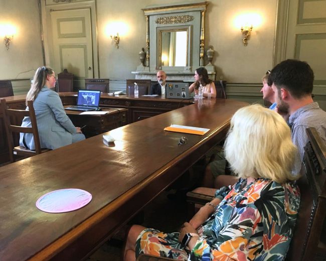 Elizabeth durante la discussione tesi - Laurea a Pavia EC2U Joint Master "European Languages".