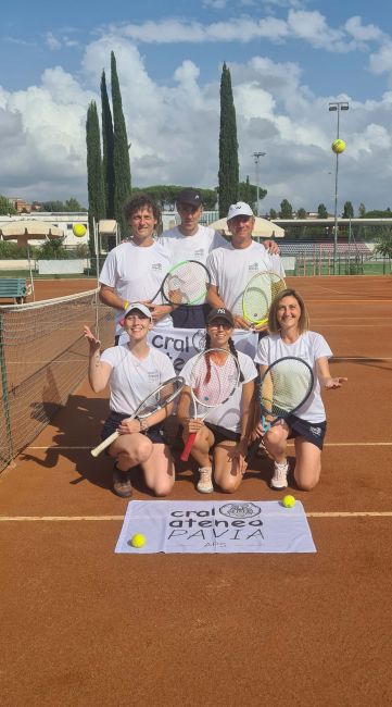 Il team maschile e il team femminile del CRAL Ateneo Pavia sul campo da tennis