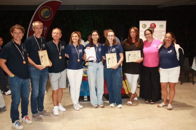 Foto di gruppo del team di tennis maschile e di quello femminile con le rappresentanti del CRAL Ateneo Pavia