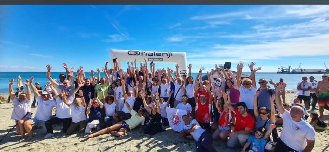 Foto di gruppo dei partecipanti al trofeo universitario ANCIU di nuoto in acque libere