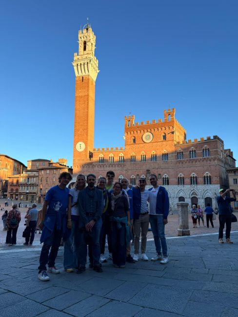 La squadra di volley del CRAL Ateneo Pavia APS in Piazza del Campo