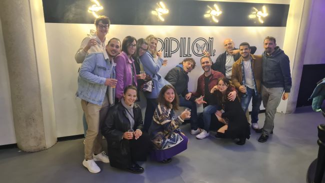 La squadra di volley del CRAL Ateneo Pavia APS durante l'aperitivo