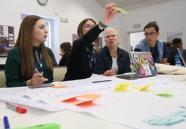 Brainstorming e lavoro di gruppo tra studentesse