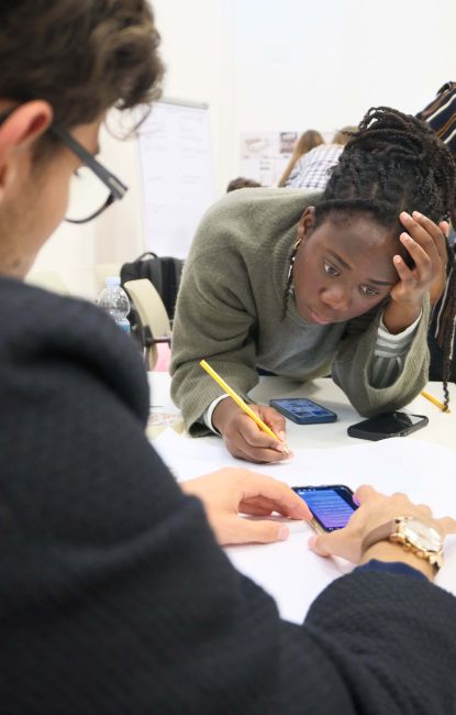 Studente al lavoro sui poster