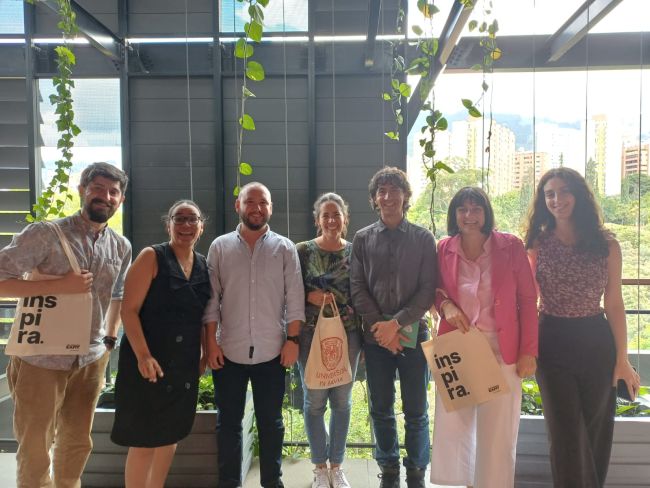 Il team UniPv con il personale dell'Università EAFIT 