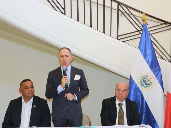 Juan Antonio Morales Rodríguez, Director de la Dirección Integral Materno Perinatal y Niñez, the Ambassador Paolo Emanuele Rozo Sordini and professor Gian Battista Parigi