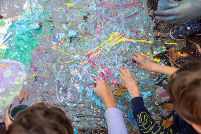 I bambini e le bambine esprimono la loro creatività durante il progetto.