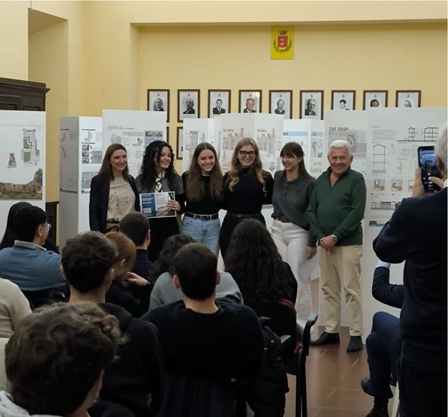 Il sindaco Angelino Dossena con uno dei gruppi premiati.