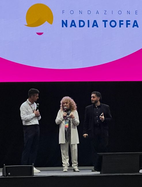 Roberto Dallavilla e Vittorio Andrea Sellaro con Margherita Rebuffoni, mamma di Nadia Toffa