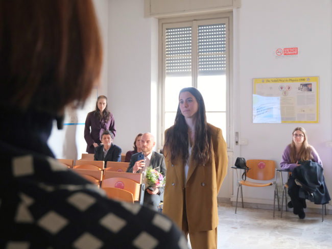 Barbara ascolta il verdetto della commissione di dottorato