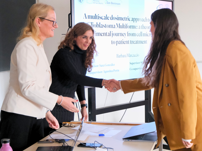 La commissione si congratula con la dottoranda