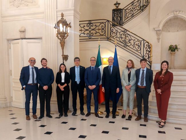 Il Rettore Alessandro Reali (al centro) e il prof. Paolo Gamba (alla destra del Rettore) a Buenos Aires.