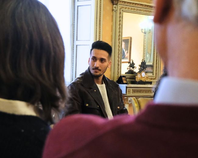 Ahmed durante l'incontro con i coniugi donatori delle borse di studio
