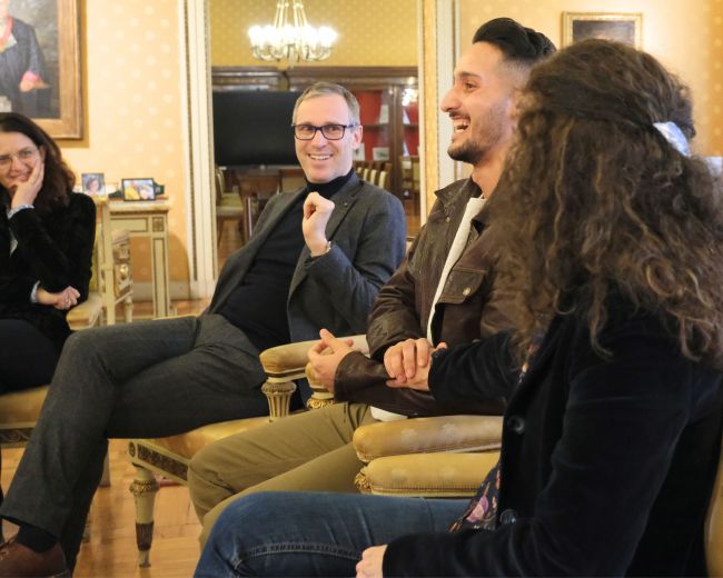 Da sinistra: la delegata Carola Ricci, il rettore Alessandro Reali, Ahmed e Stefania Ferrari