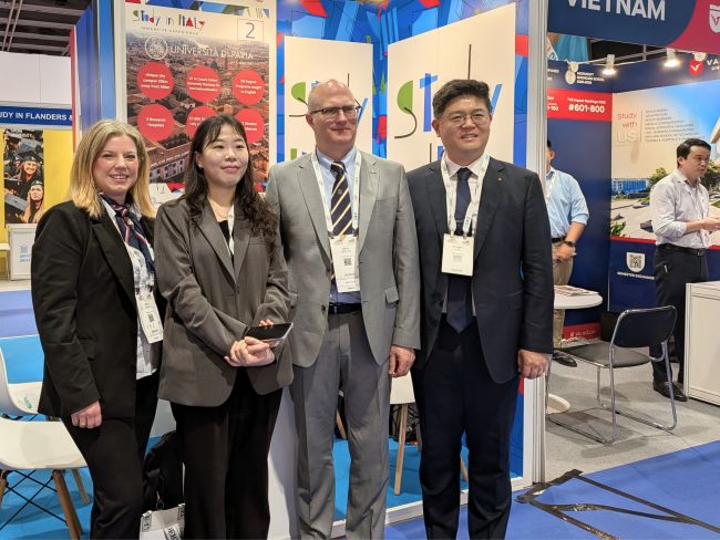 Rector's Delegate Marco Racchi and Michela Cobelli (UOC International Mobility) meeting universities and institutional representatives from Asia-Pacific area