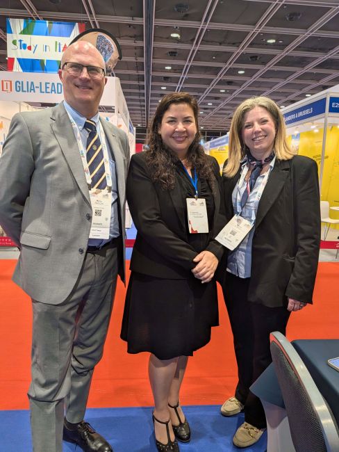 Rector's Delegate Marco Racchi and Michela Cobelli (UOC International Mobility) meeting universities and institutional representatives from Asia-Pacific area