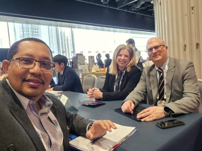 Rector's Delegate Marco Racchi and Michela Cobelli (UOC International Mobility) meeting universities and institutional representatives from Asia-Pacific area