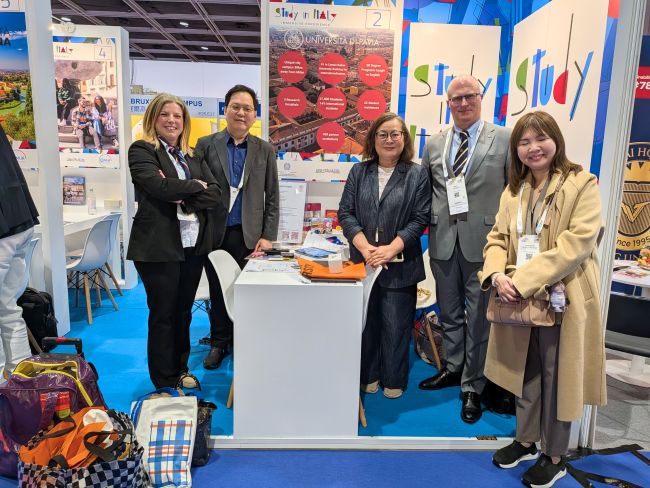 Rector's Delegate Marco Racchi and Michela Cobelli (UOC International Mobility) meeting universities and institutional representatives from Asia-Pacific area