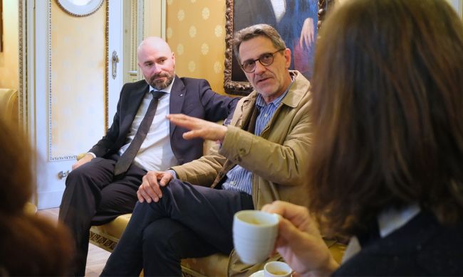 Da sinistra: il Prorettore Matteo Alvaro e il delegato Marco Missaglia in dialogo con la coppia di donatori