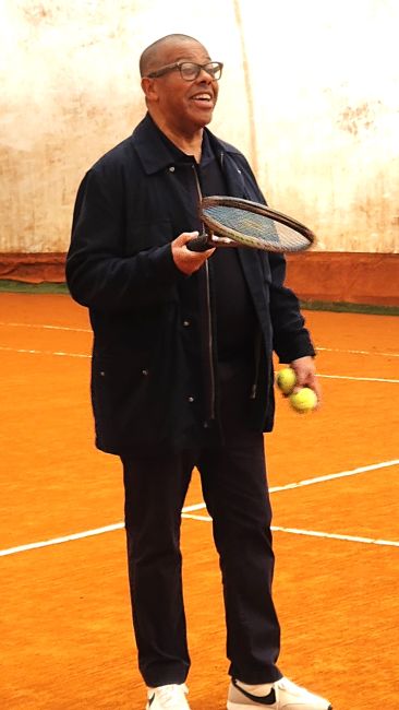 Carlos Bernardes sul campo da tennis