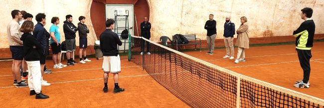 Carlos Bernardes sul campo da tennis incontra gli studenti e le studentesse di Scienze Motorie per delle prove pratiche