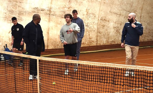 Carlos Bernardes sul campo da tennis incontra gli studenti e le studentesse di Scienze Motorie per delle prove pratiche e degli approfondimenti