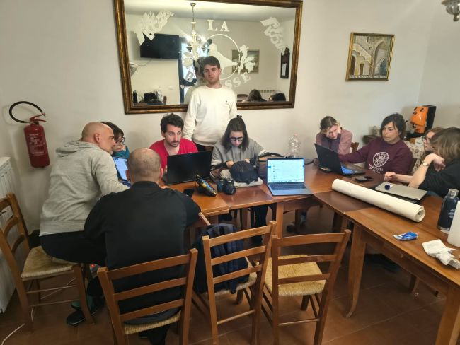 Il gruppo al lavoro sui dati raccolti durante le attività di indagine archeologica dell’Università di Pavia nel territorio di Fondi
