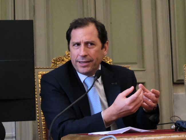 Prof. Richard Naspro explaining how men_s health changes over time