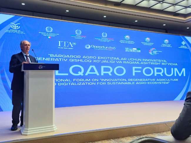 Prof. Graziano Rossi (UniPv) talking about a sustainable approach to climate change impact on agro-environment at the Italia-Uzbekistan Forum.