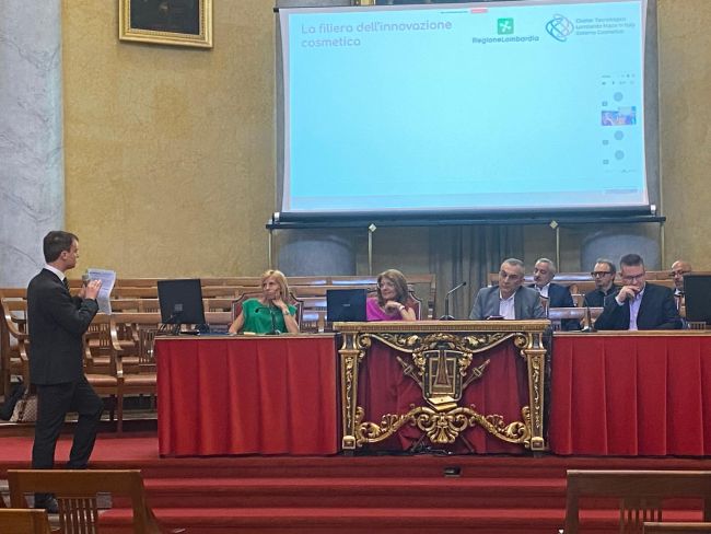 Una delle tavole rotonde dell'incontro del Cluster Tecnologico Lombardo del Made in Italy – Sistema Cosmetico in Aula Magna.