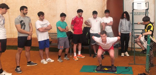 Uno degli studenti del corso di laurea magistrale in Scienze e Tecniche dello Sport durante i test con le pedane di forza per l'analisi accurata della dinamica dei carichi e dell'esplosività negli spostamenti.