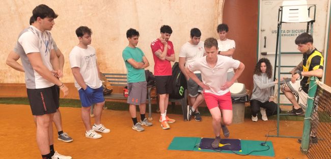 Uno degli studenti del corso di laurea magistrale in Scienze e Tecniche dello Sport durante i test con le pedane di forza per l'analisi accurata della dinamica dei carichi e dell'esplosività negli spostamenti.
