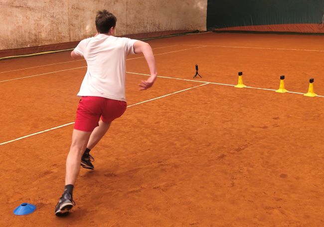 Uno degli studenti del corso di laurea magistrale in Scienze e Tecniche dello Sport durante i test con le fotocellule per la misurazione millimetrica della rapidità e dei tempi di reazione nei cambi di direzione.