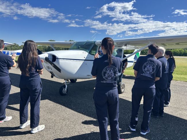 Le studentesse e gli studenti del Master in Medicina Tattica all'aeroporto di Novi Ligure durante la formazione.