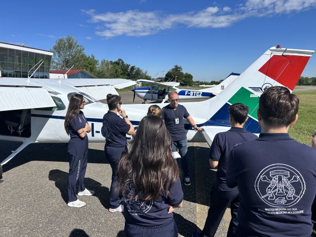 Le studentesse e gli studenti del Master in Medicina Tattica all'aeroporto di Novi Ligure durante la formazione.