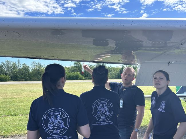 Le studentesse e gli studenti del Master in Medicina Tattica all'aeroporto di Novi Ligure durante la formazione.