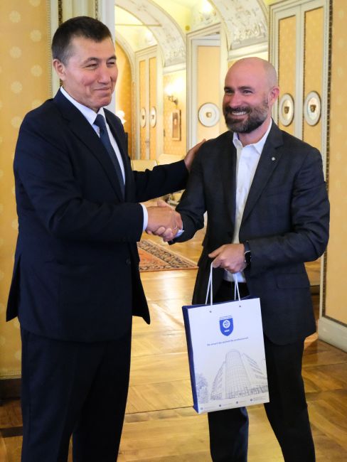 Mr. Vakhobov, Uzbech former minister and founder of KIUT, greeting Vice-Rector prof. Alvaro