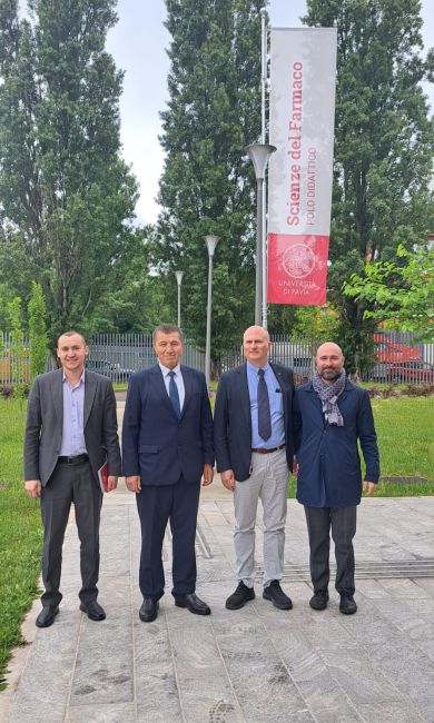 The KIUT delegation visiting the UniPv Department of Drug Science