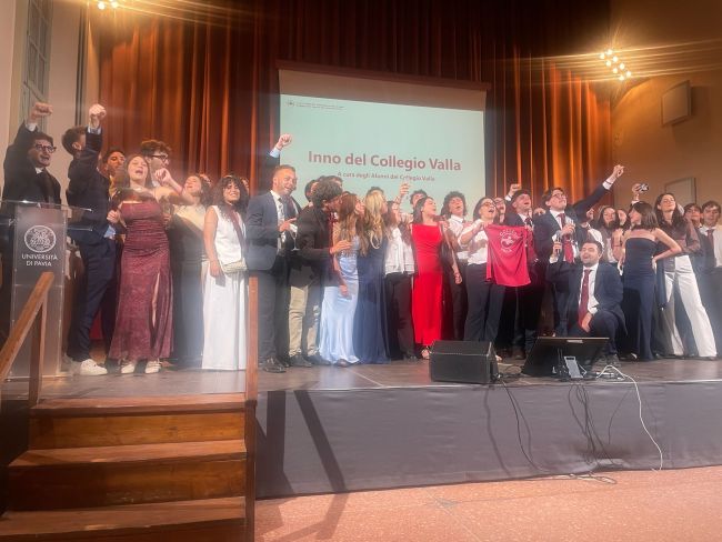 Gli alunni e le alunne del passato e del presente festeggiano sul palco in Aula del '400
