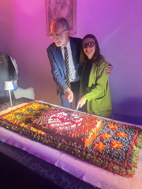 Il Presidente di EDiSU, Giuseppe Faita, con la Rettrice del Collegio Valla, Daniela Besana mentre tagliano la torta