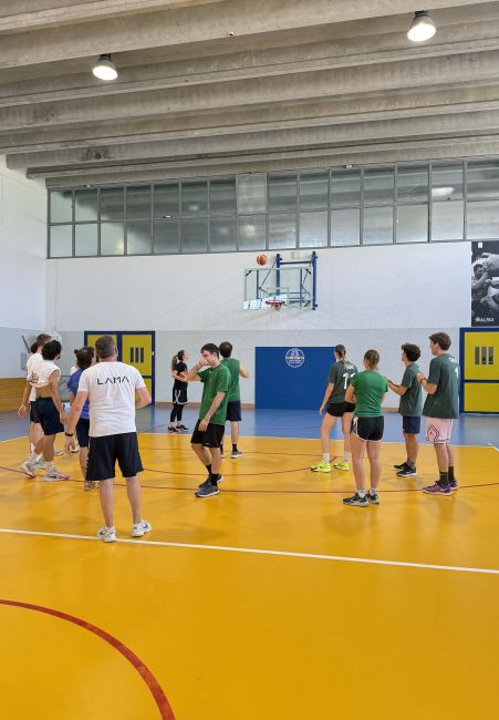 Studenti e studentesse impegnati in una partita di basket durante "UniCup"