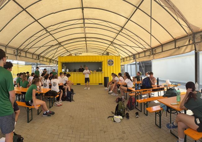 Gli studenti e le studentesse che hanno partecipato a "UniCup" durante un momento di ristoro