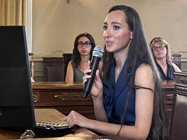 Rebecca Chiapello durante la dissertazione di tesi