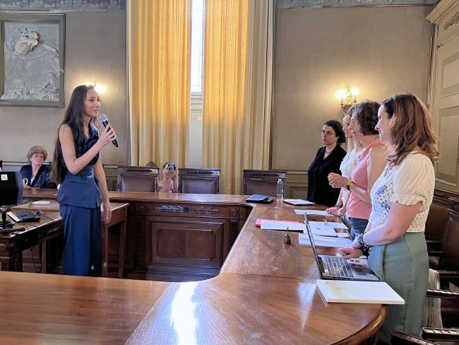 Rebecca Chiapello risponde alle domande della commissione di laurea