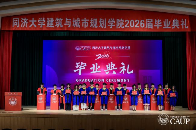 Consegna del certificato di laurea durante la Graduation ceremony presso l'Università di Tongji